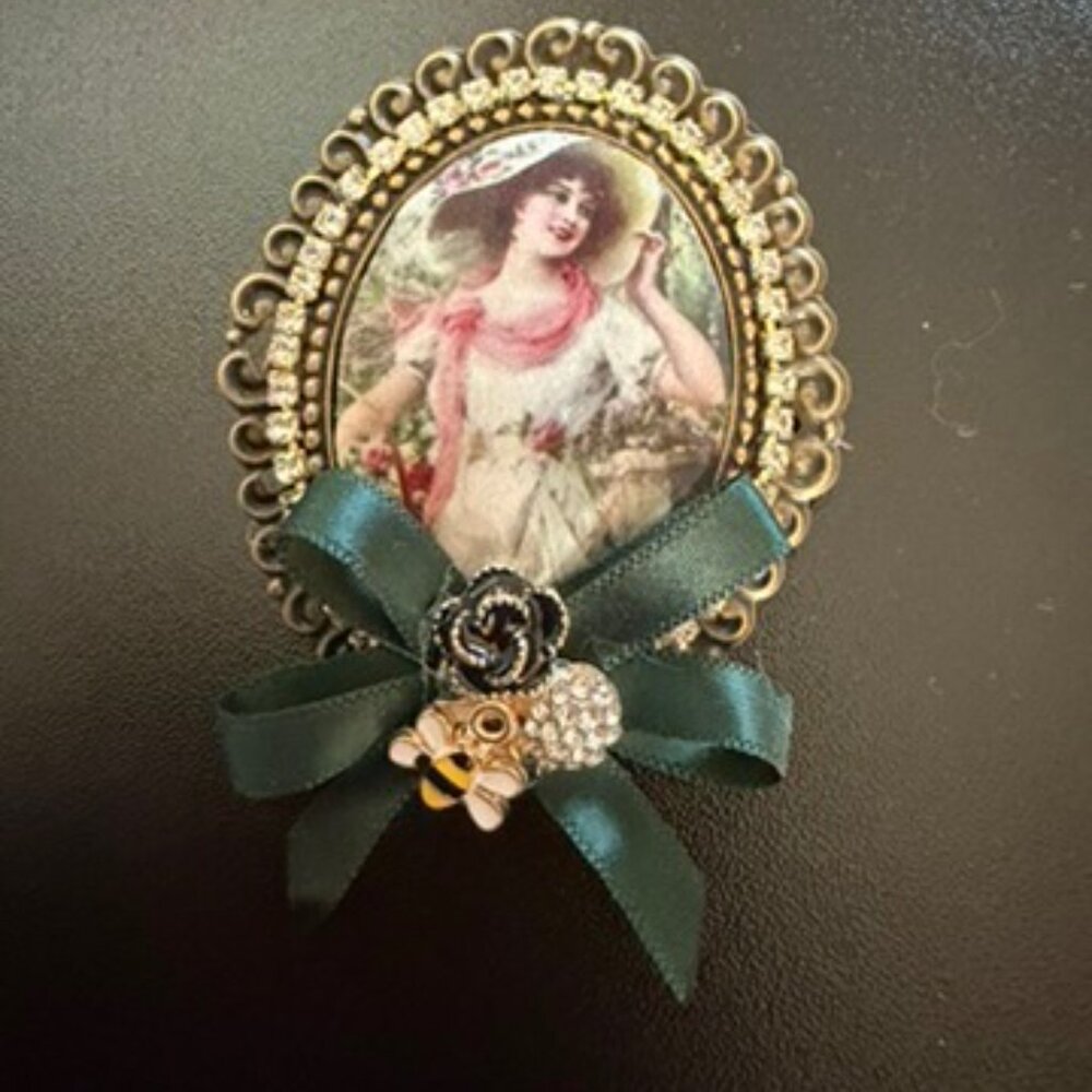 BOUTIQUE VINTAGE DESIGN CAMEO WITH CHARMS - Picture 3 of 4